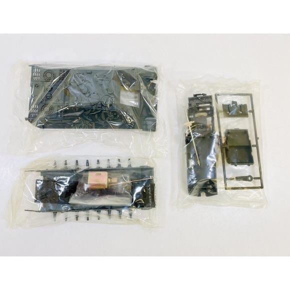 Academy Minicraft JAGD Panther Motorized 1/48 Plastic Model Kit 1321 New OB - Picture 2 of 9